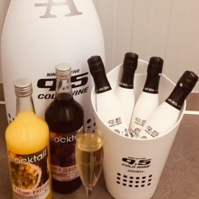 Flessen cava en cocktails in een koeler bij Frituur Prinsenhof